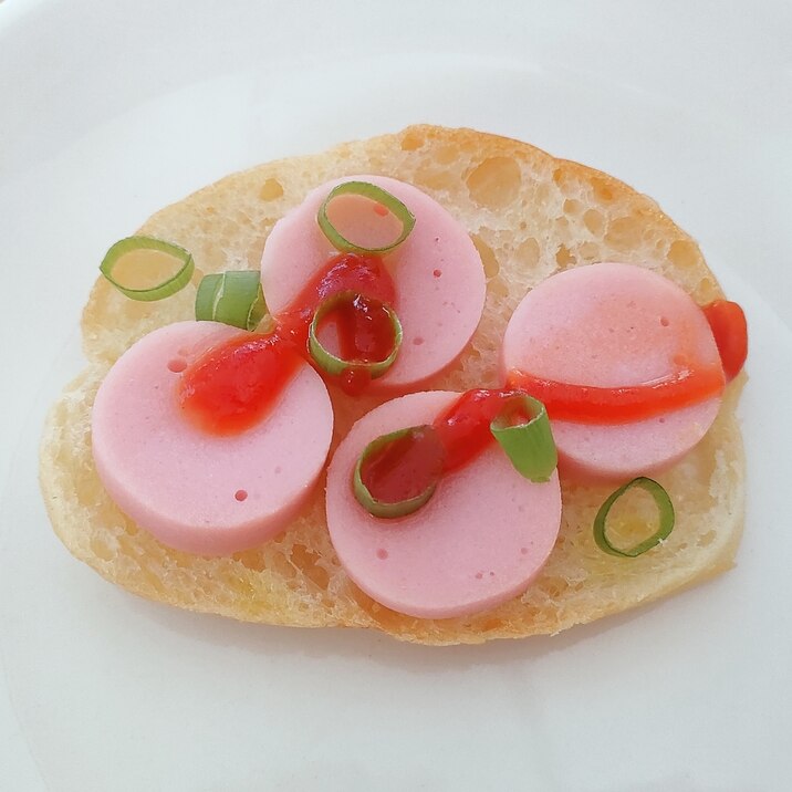 魚肉ソーセージと小ねぎのケチャップトースト